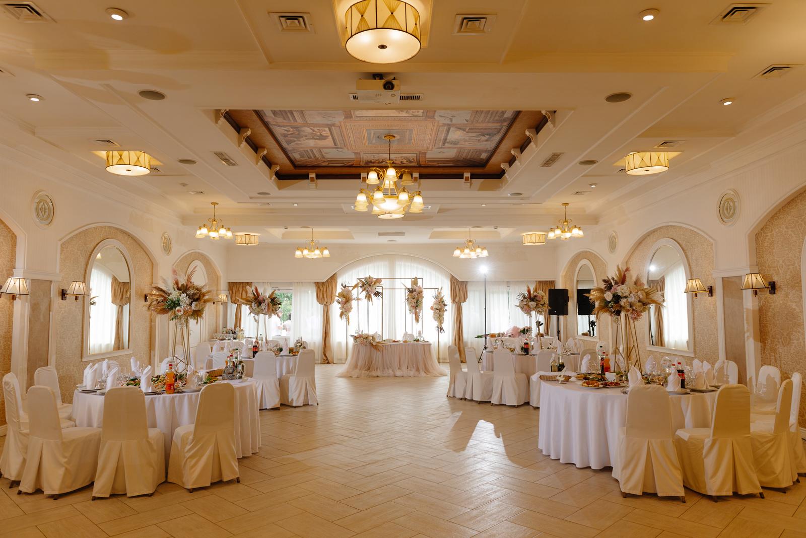 Plan stołów weselnych – ułatwienie dla gości czy marnowanie pieniędzy?