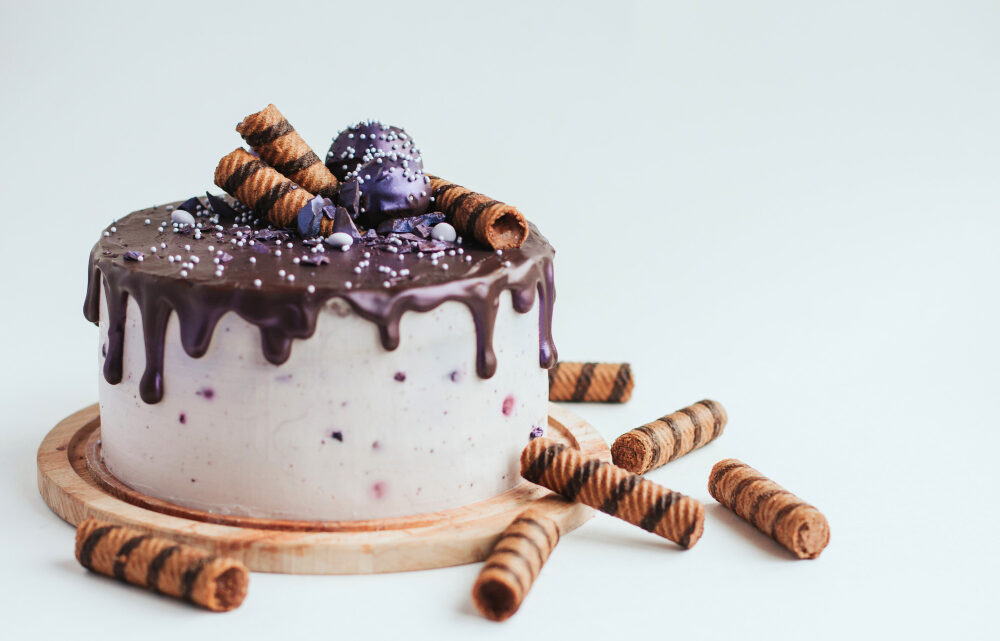 Sztuka zdobienia tortów: Jak tworzyć piękne wydruki na masie cukrowej